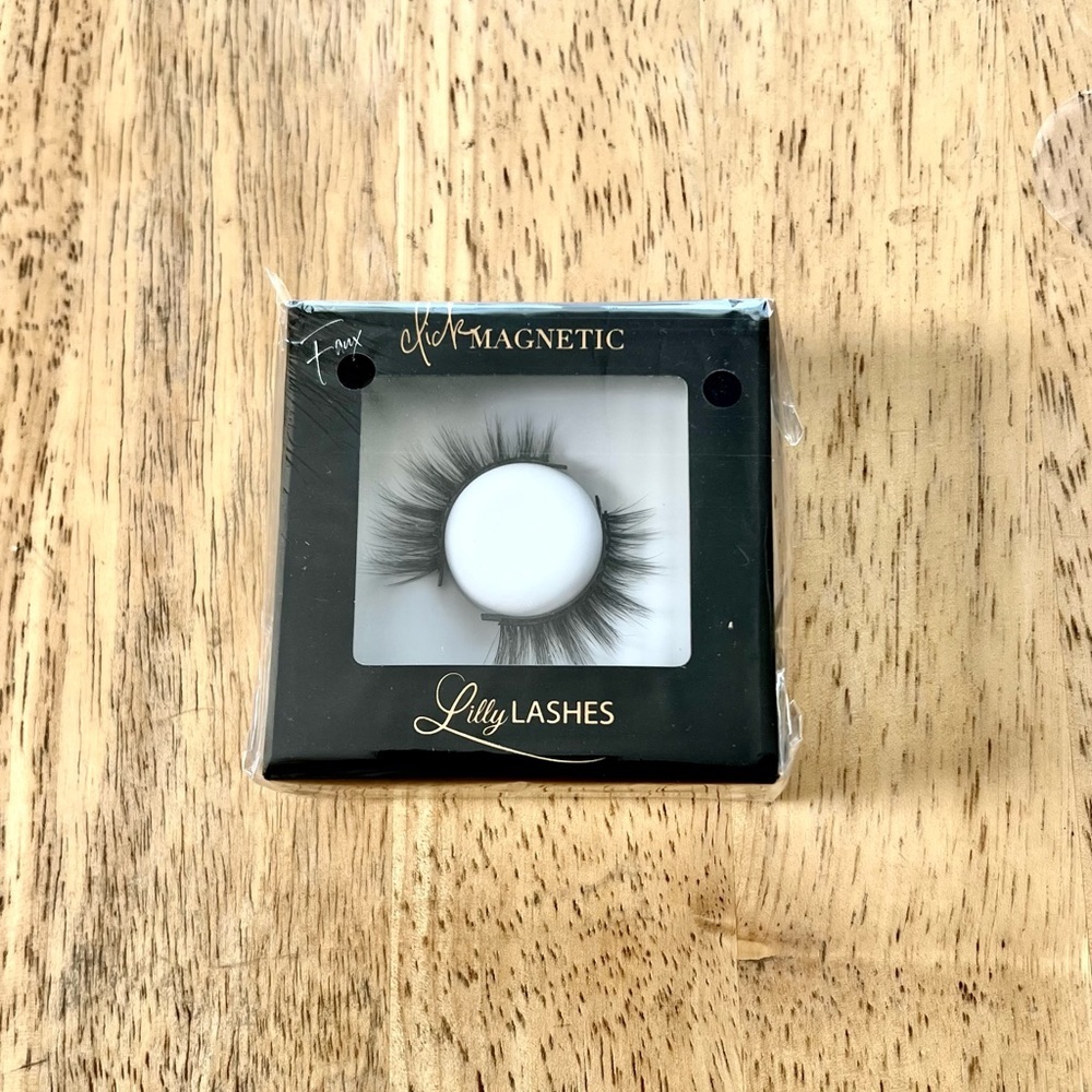 🔥Rare🔥 Lilly Lashes: Loyalty- Reusable Black Magnetic Eyelashes - Picture 7 of 8